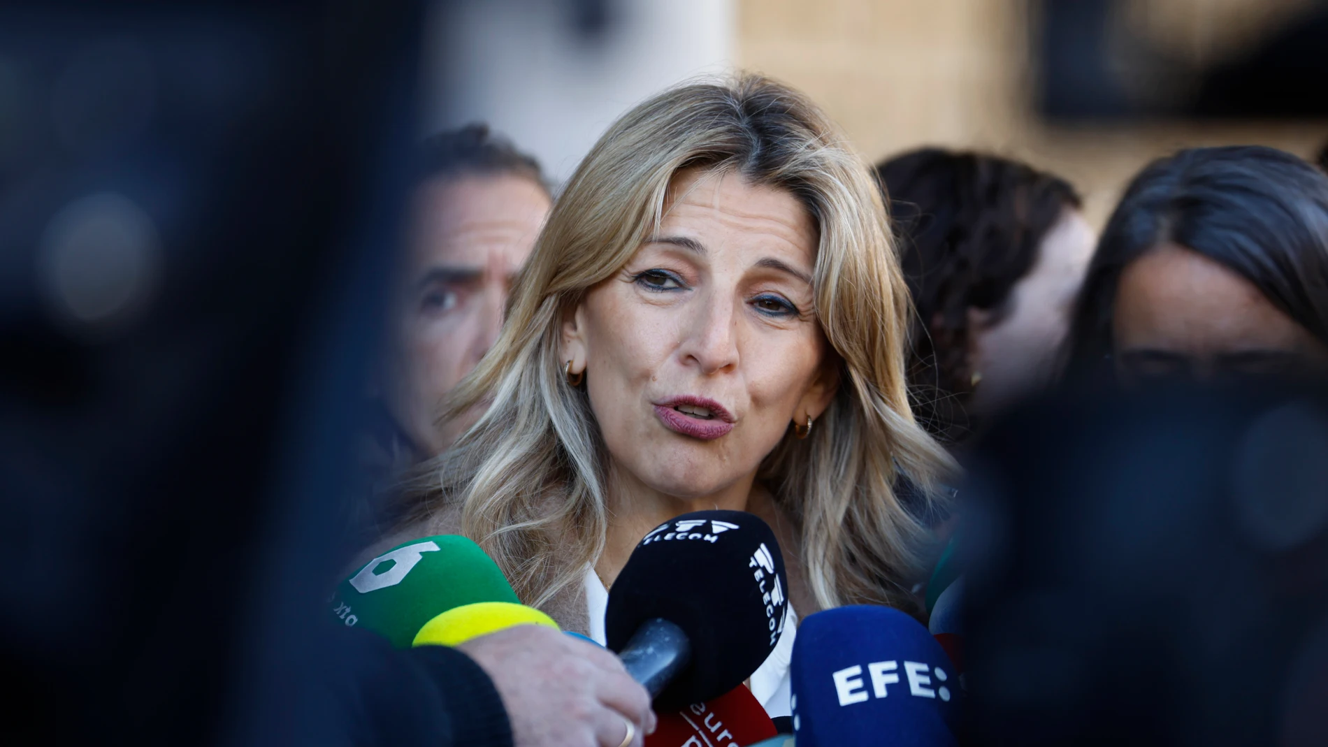 CÓRDOBA, 13/01/2025.-La vicepresidenta segunda y ministra de Trabajo, Yolanda Díaz, se ha mostrado convencida de que alcanzará "un acuerdo en el respeto a los acuerdos fraguados en el seno del diálogo social en nuestro país" con el ministro de Economía, Carlos Cuerpo, en relación con la reducción de la jornada laboral, este lunes durante su visita al Centro Penitenciario de Córdoba. EFE/Salas