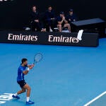 El equipo de Novak Djokovic, en una esquina de los fondos de la pista