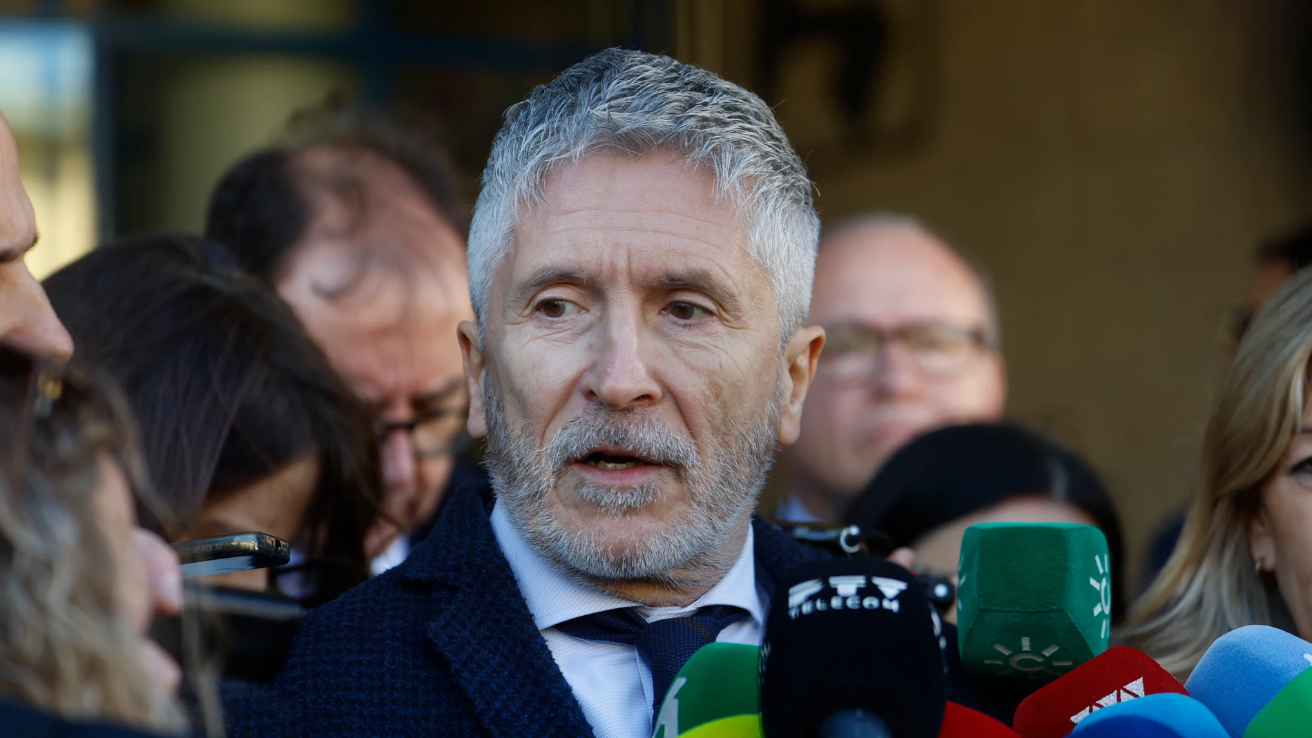 GRAFAND5840. CÓRDOBA, 13/01/2025.-El ministro del Interior, Fernando Grande-Marlaska, ha asegurado que la Fiscalía General del Estado "lo único que hizo es contestar en su caso a un bulo, a una noticia absolutamente errónea", en el caso del novio de la presidenta de la Comunidad de Madrid, este lunes en Córdoba donde ha entregado diplomas a 73 internos e internas del Centro Penitenciario. EFE/Salas
