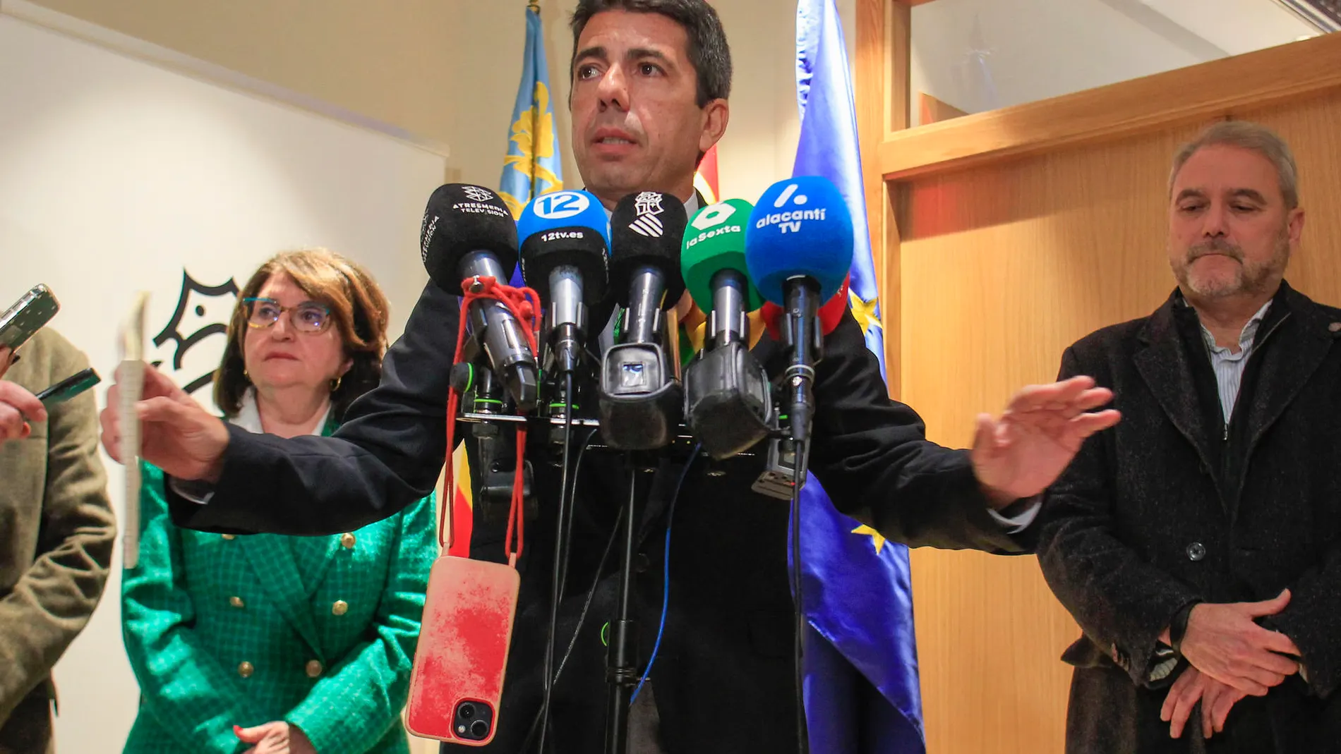 El presidente de la Generalitat Valenciana, Carlos Mazón, junto a la rectora de la Universidad de Alicante, Amparo Navarro, y el rector de la Universidad Miguel Hernández de Elche, UMH, Juan José Ruiz