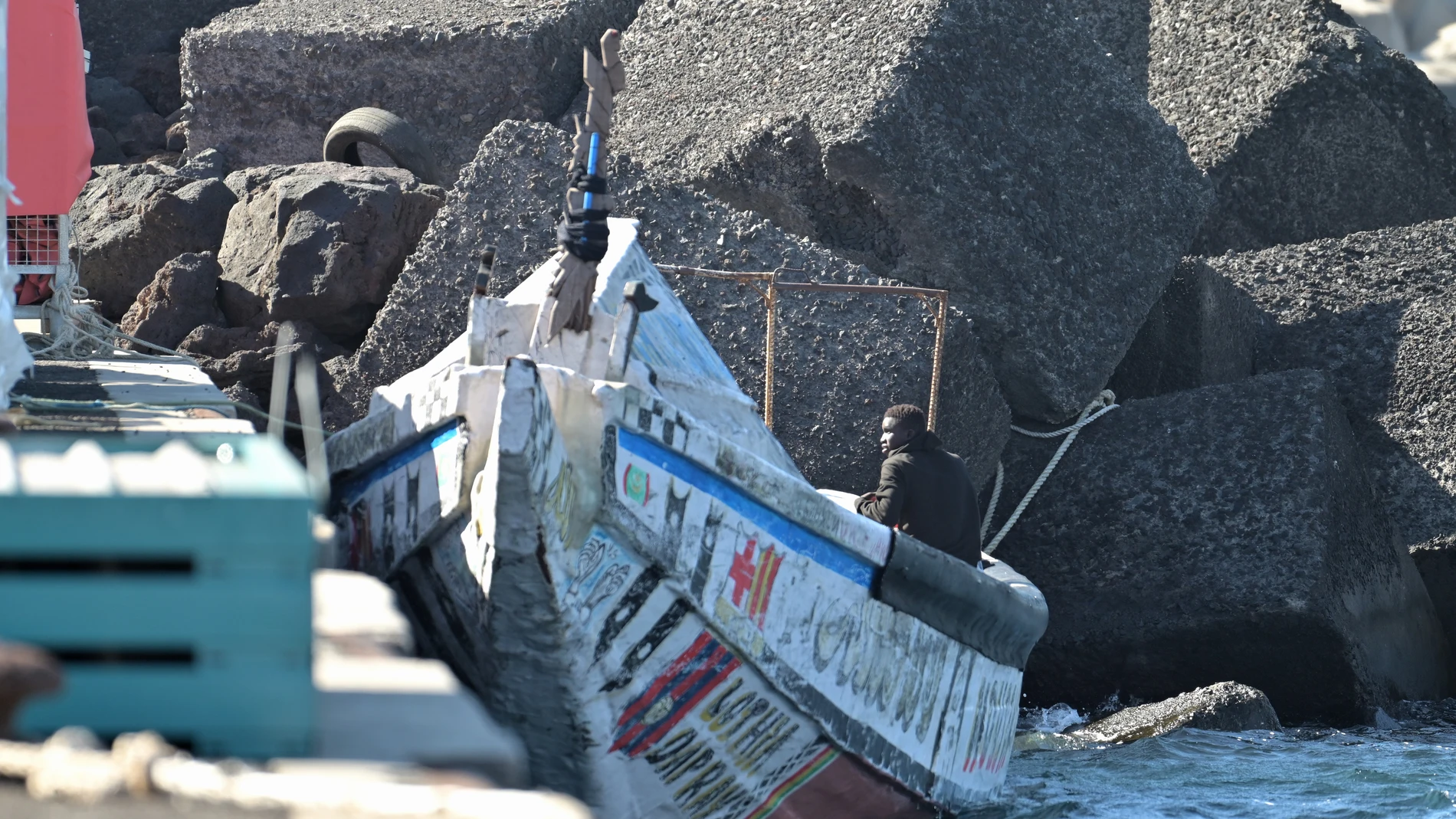 GRAFCAN644. EL PINAR (EL HIERRO) (ESPAÑA), 13/01/2025.- Un cayuco con 23 personas ha llegado por sus propios medios al puerto de La Restinga, en el municipio de EI Pinar, en la isla de El Hierro, donde han sido atendidos por los equipos de emergencia. EFE/ Gelmert Finol