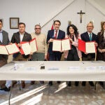 Suárez-Quiñones durante la firma del convenio con los ayuntamientos abulenses