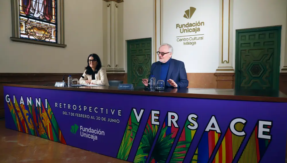 El comisario de la exposición, Karl Von der Ahé y la responsable de Artes Plásticas, Emilia Garrido,durante la presentación de la Exposición 'Gianni Versace. Retrospective' en el Centro Cultura Fundación Unicaja