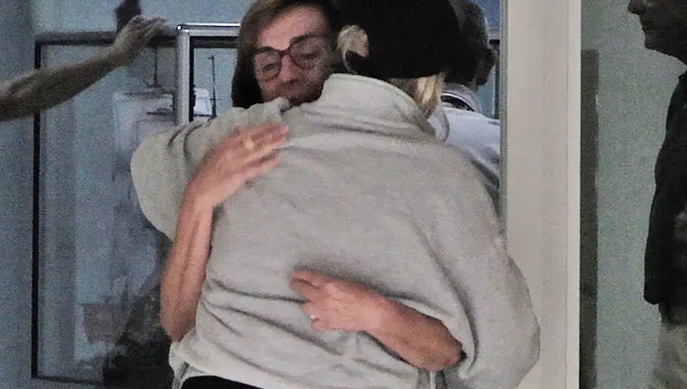 El emocionado abrazo de Merchi, la madre de Anabel Pantoja, con un familiar a las puertas del hospital