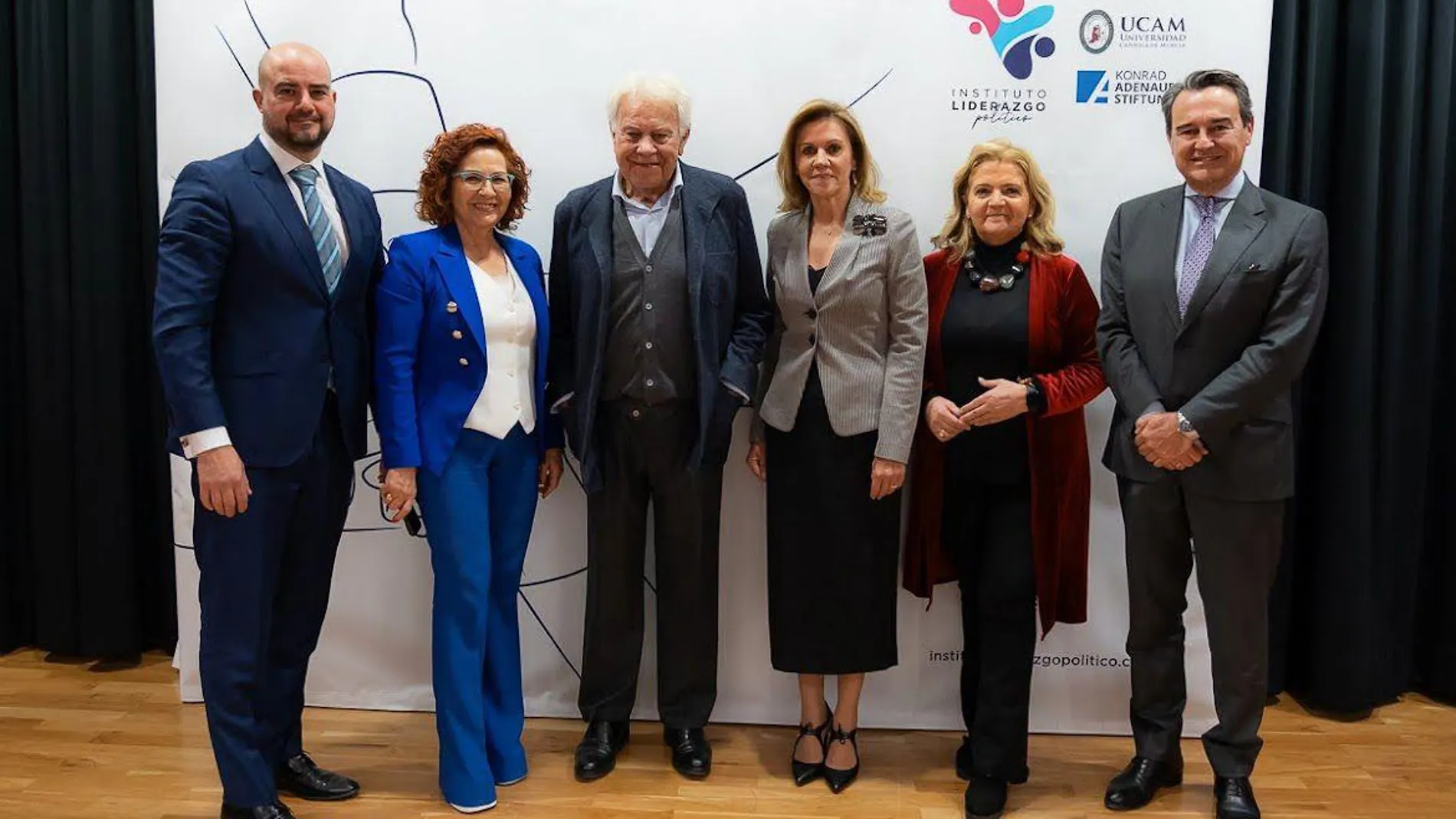 De izquierda a derecha. Juan Antonio Muñoz-Gallego, Carmen Riolobos, Felipe González, María Dolores Cospedal, María Jesús Bonilla y Agustín Conde
