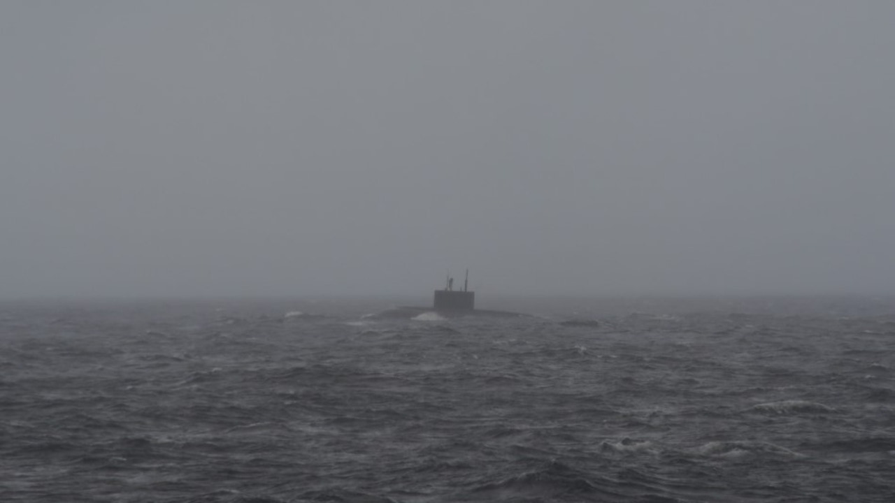 El submarino ruso avistado hace días en el Estrecho, en riesgo de explosión por una fuga de combustible