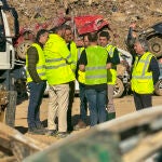 El president de la Generalitat, Carlos Mazón (2º d), durante su visita al centro de transferencia de Catarroja, acompañado por el conseller de Medio Ambiente, Infraestructuras y Territorio, Vicente Martínez Mus (3º i