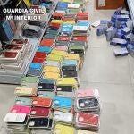 La Guardia Civil decomisa en Barcelona 2.650 productos falsificados que imitaban a la marca Apple