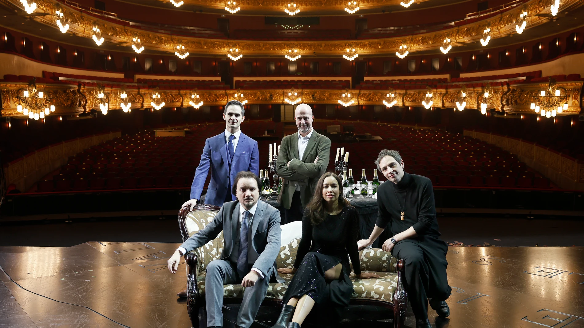 GRAFCAT2630. (), 14/01/2025.- De iz. a der. superior Giacomo Sagripanti, director, Víctor Garcia de Gomar, director artístico del Gran Teatre del Liceu, de iz a der, inferior, Artur Rucinski (Giorgio Germont), Nadine Sierra (Violetta Valéry) y Leo Castaldi repositor posan durante la presentación a los medios de 'La Traviata' de Verdi , que vuelve al Liceu con la aclamada versión de David McVicar, que resitua la historia de esta melodramática ópera en los bajos fondos de París, en un entorno...