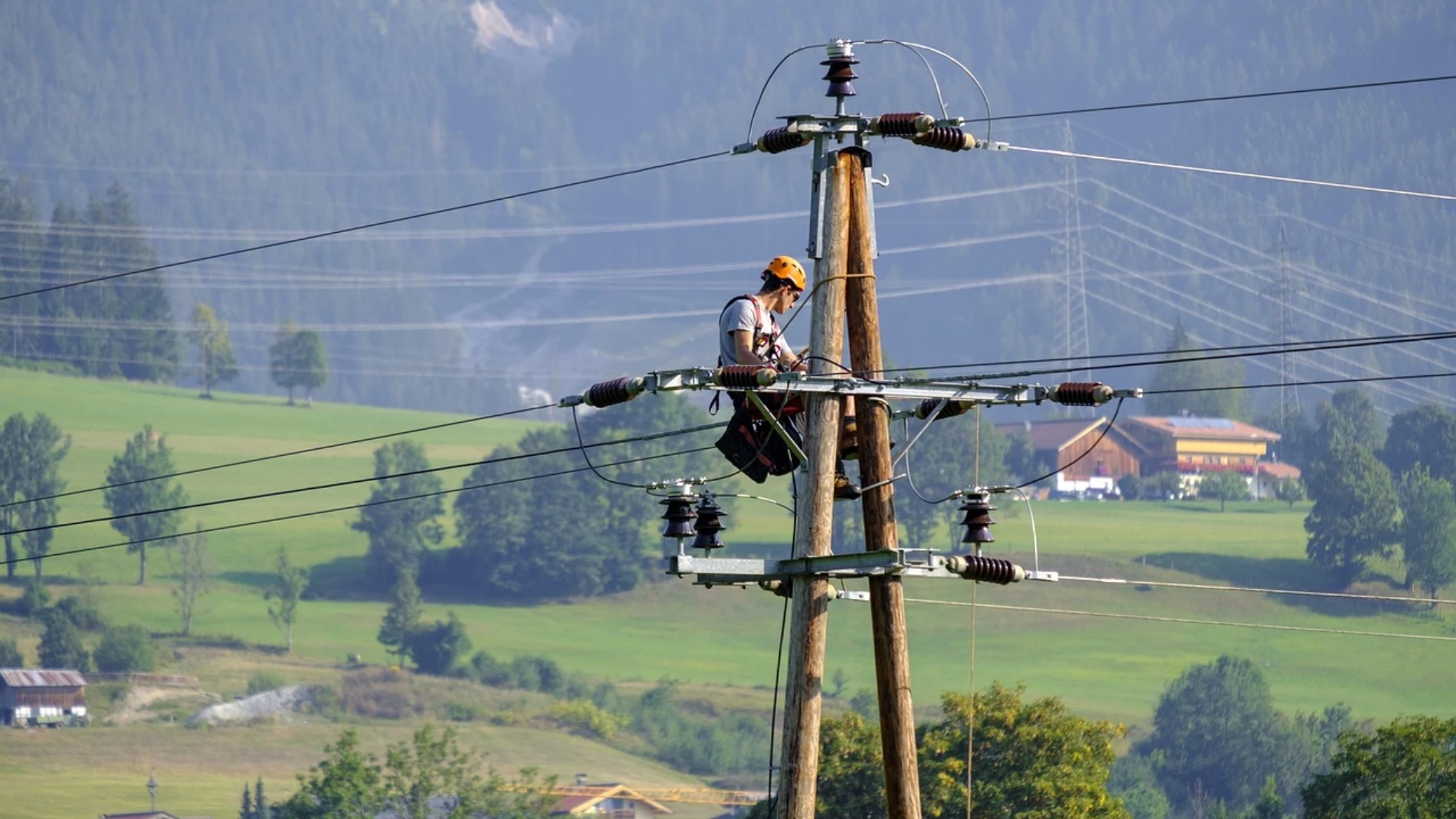 Una española revela lo que cobra un electricista en Suiza por hora: "Si lo sé me hago el curso"