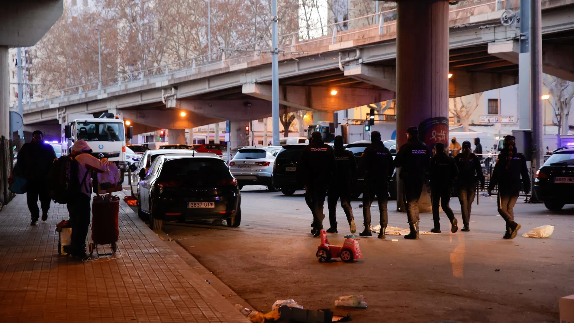 Más de 60 identificados en un operativo en el 'mercado de la miseria' de Badalona (Barcelona)