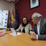 González Corral durante la firma del convenio con el presidente de la Comunidad de Regantes del Canal del Pisuerga, Alberto Nebreda
