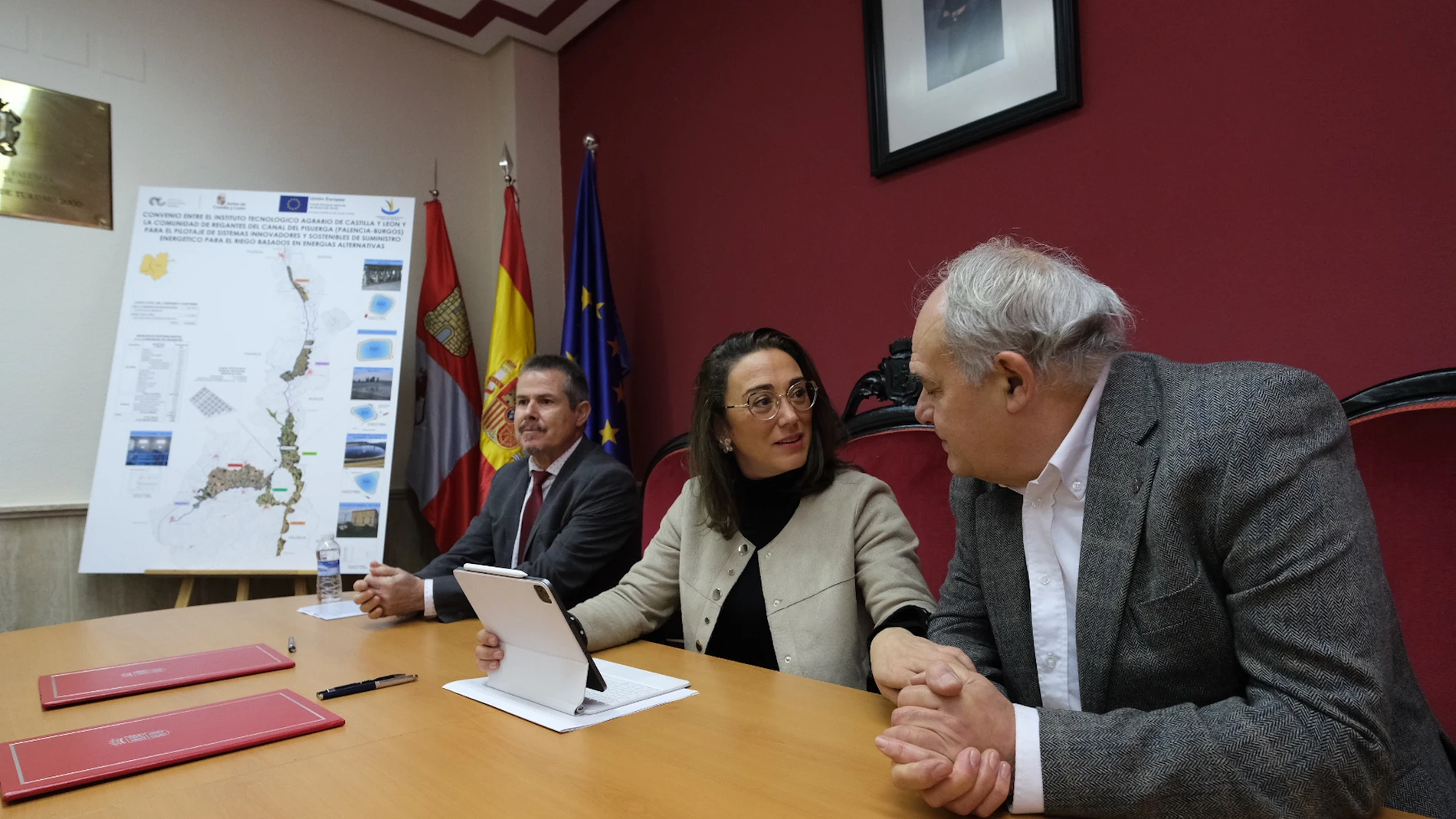 González Corral durante la firma del convenio con el presidente de la Comunidad de Regantes del Canal del Pisuerga, Alberto Nebreda