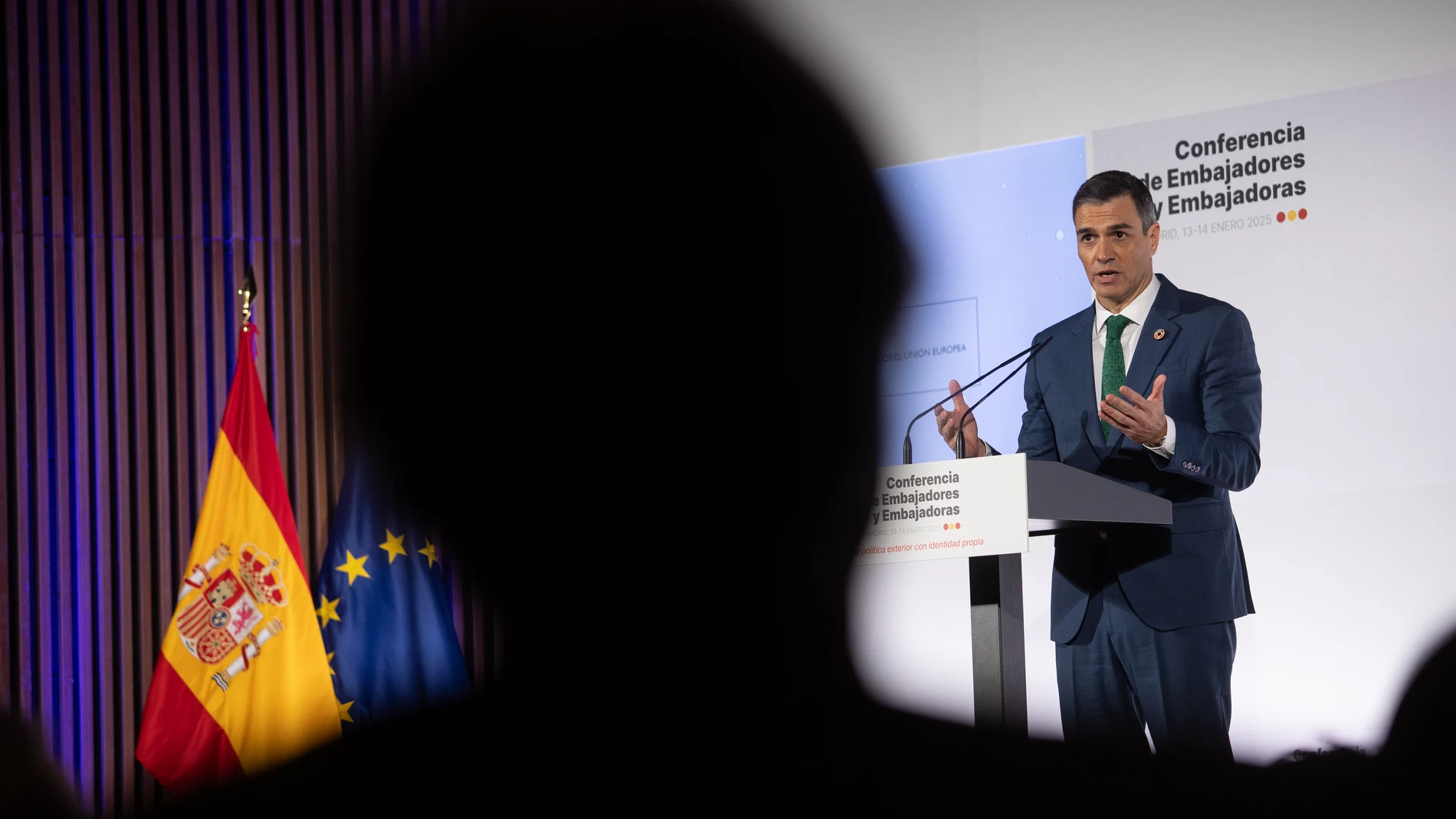El presidente del Gobierno, Pedro Sánchez, interviene en la sesión de alto nivel de la IX Conferencia de Embajadores, en la sede del Ministerio de Asuntos Exteriores, Unión Europea y Cooperación, a 14 de enero de 2024, en Madrid (España). La IX Conferencia de Embajadores, que comenzó ayer, 13 de enero, reúne a los 130 embajadores y embajadoras españolas acreditados en todo el mundo y ante los organismos internacionales, bajo el lema 'DiplomaciaParaLaPaz'. 14 ENERO 2025;SÁNCHEZ;JORNADA;IX CO...