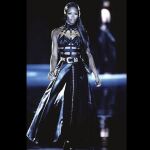 Naomi Campbell durante un desfile de 1992 con uno de los vestidos de Versace que se podrán ver en la nueva exposición