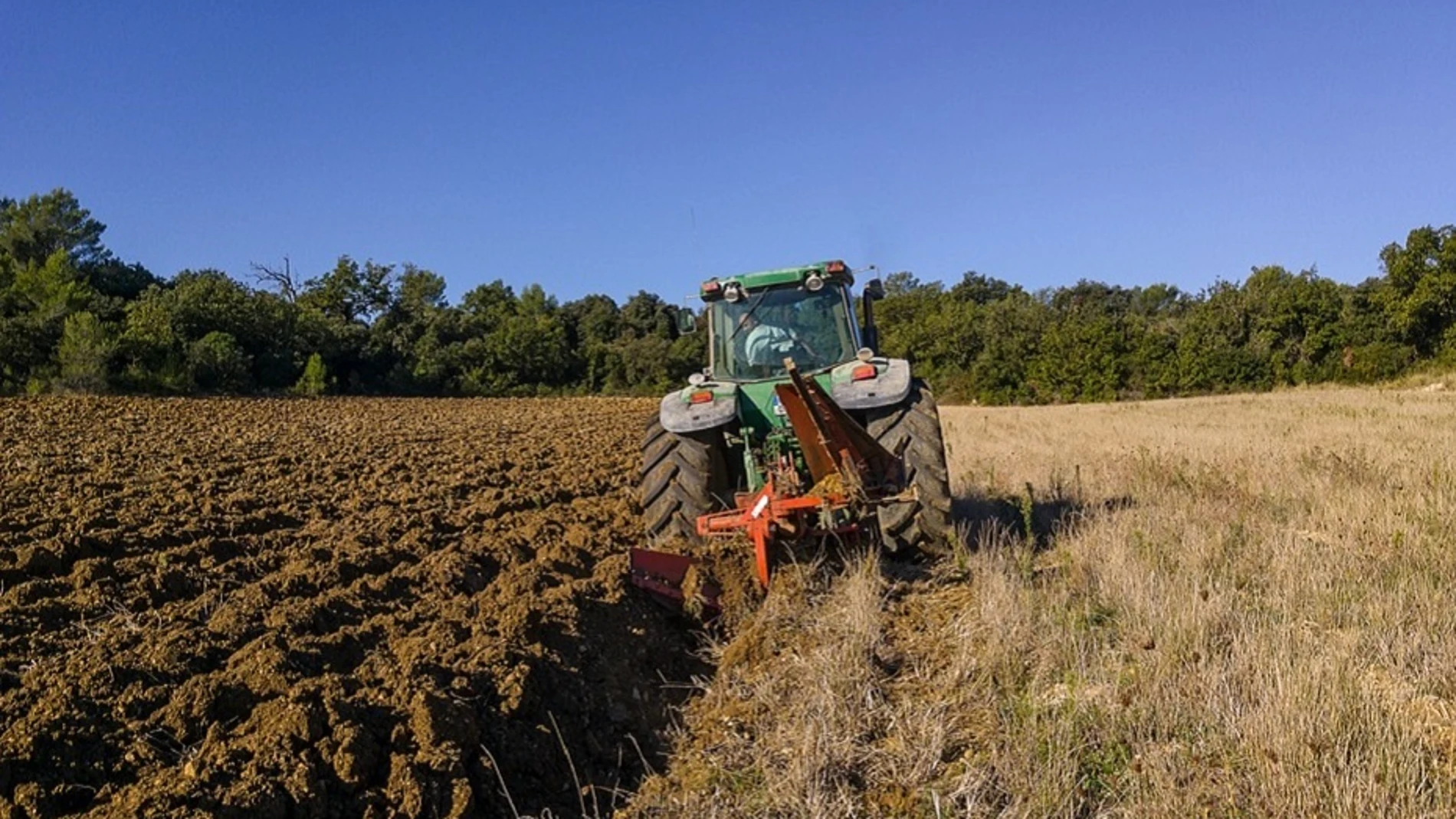 Muere un hombre al volcar el tractor que conducía en una huerta de Alcalá de Guadaíra