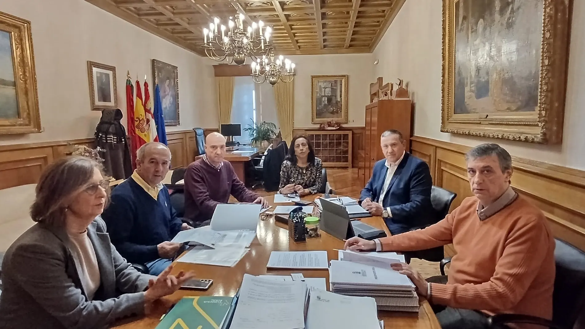 El presidente de la Diputación de Zamora, Javier Faúndez, se reúne con representantes del Ayuntamiento de Toro, encabezados por la alcaldesa Ángeles Medina Calero