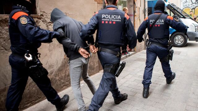 Momento de una detención de los Mossos d'Esquadra 