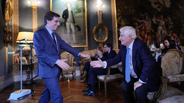 Almeida da la bienvenida a la obra de Joana Vasconcelos en el Palacio de Liria, muestra de la "efervescencia cultural"