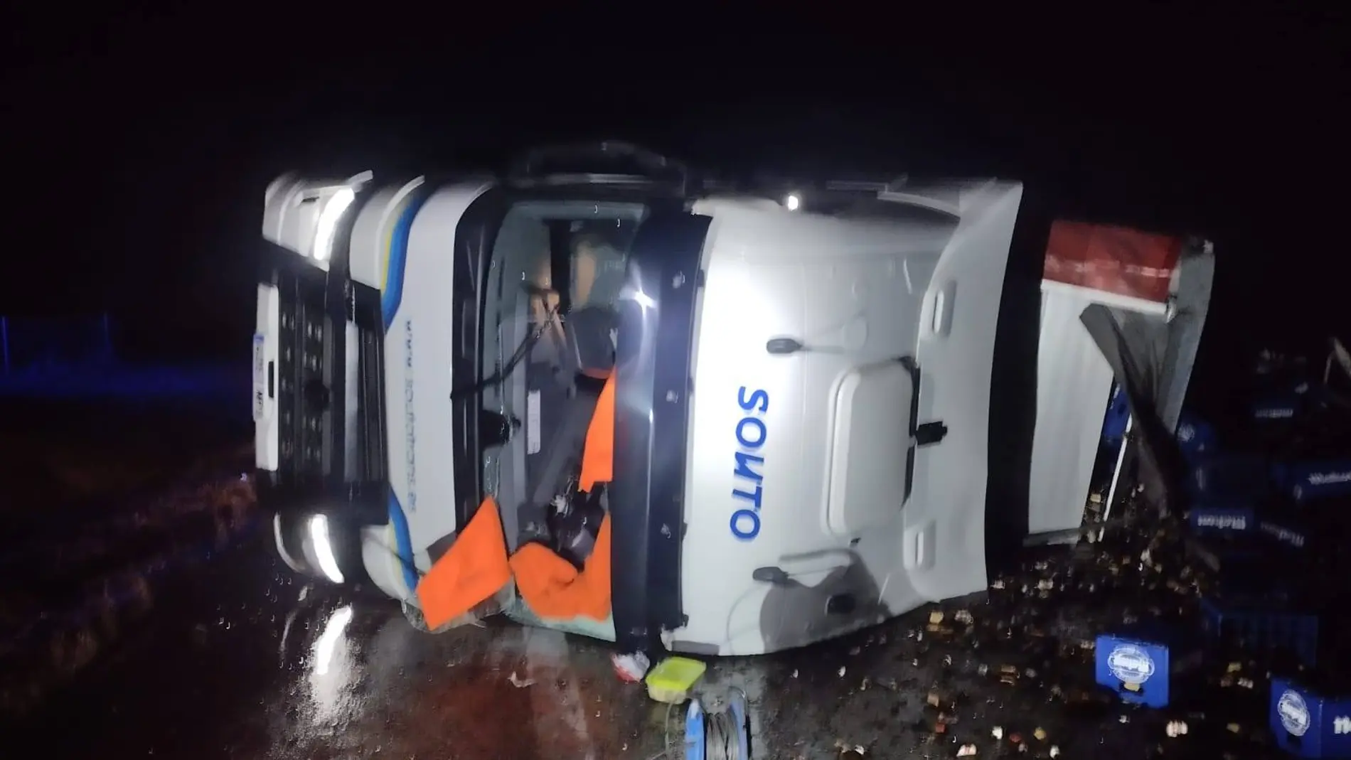 Segundo vuelco de un camión en dos días en la A-6 a la altura de San Esteban del Molar