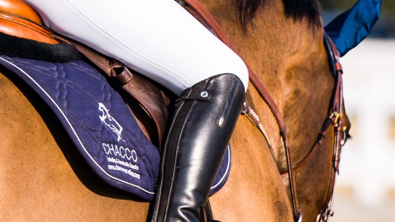 Una jinete británica muere aplastada por su caballo después de que este no lograse realizar un salto