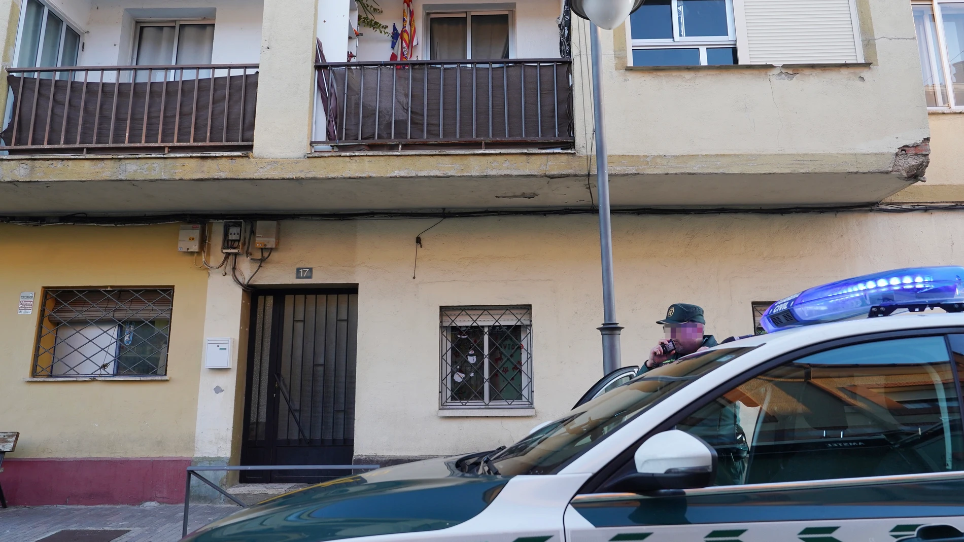 VIANA DE CEGA (VALLADOLID), 14/01/2025.- Un hombre ha matado en la madrugada de este martes de varias puñaladas a otro, pareja de su ex, una mujer que también ha resultado herida levemente, en un domicilio de la localidad vallisoletana de Viana de Cega, ha informado el subdelegado del Gobierno en Valladolid, Jacinto Canales. EFE/ Nacho Gallego