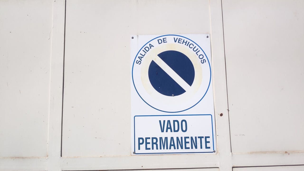 ¿Puedes aparcar en la puerta de tu propio garaje si tienes vado? Esto es lo que dice la ley