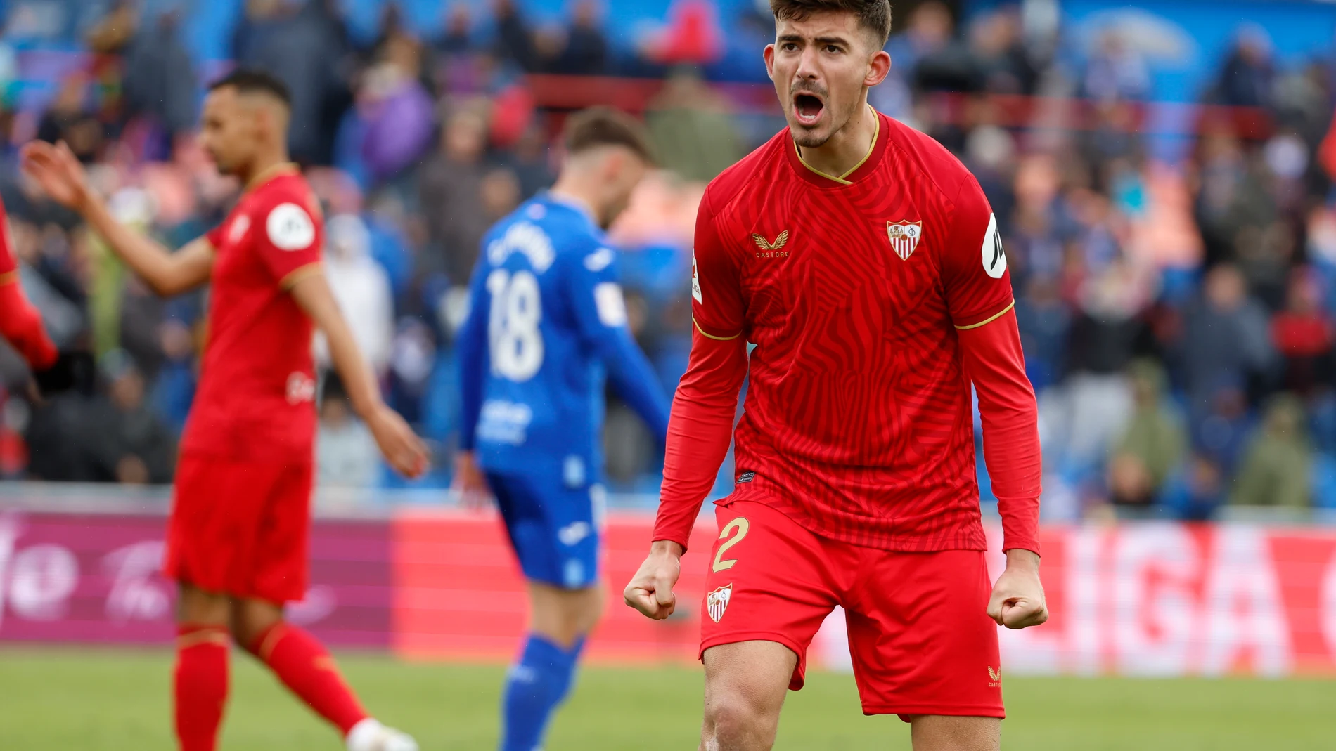 MADRID, 30/03/2024.- Fotografía de archivo del pasado 30 de marzo que muestra al defensa del Sevilla Kike Salas ante el Getafe. La Policía ha detenido al defensa del Sevilla FC Kike Salas acusado de provocar que le mostraran tarjetas amarillas para beneficiar a personas de su confianza para que ganasen dinero en apuestas deportivas, han confirmado a EFE fuentes de la investigación. EFE/ Zipi