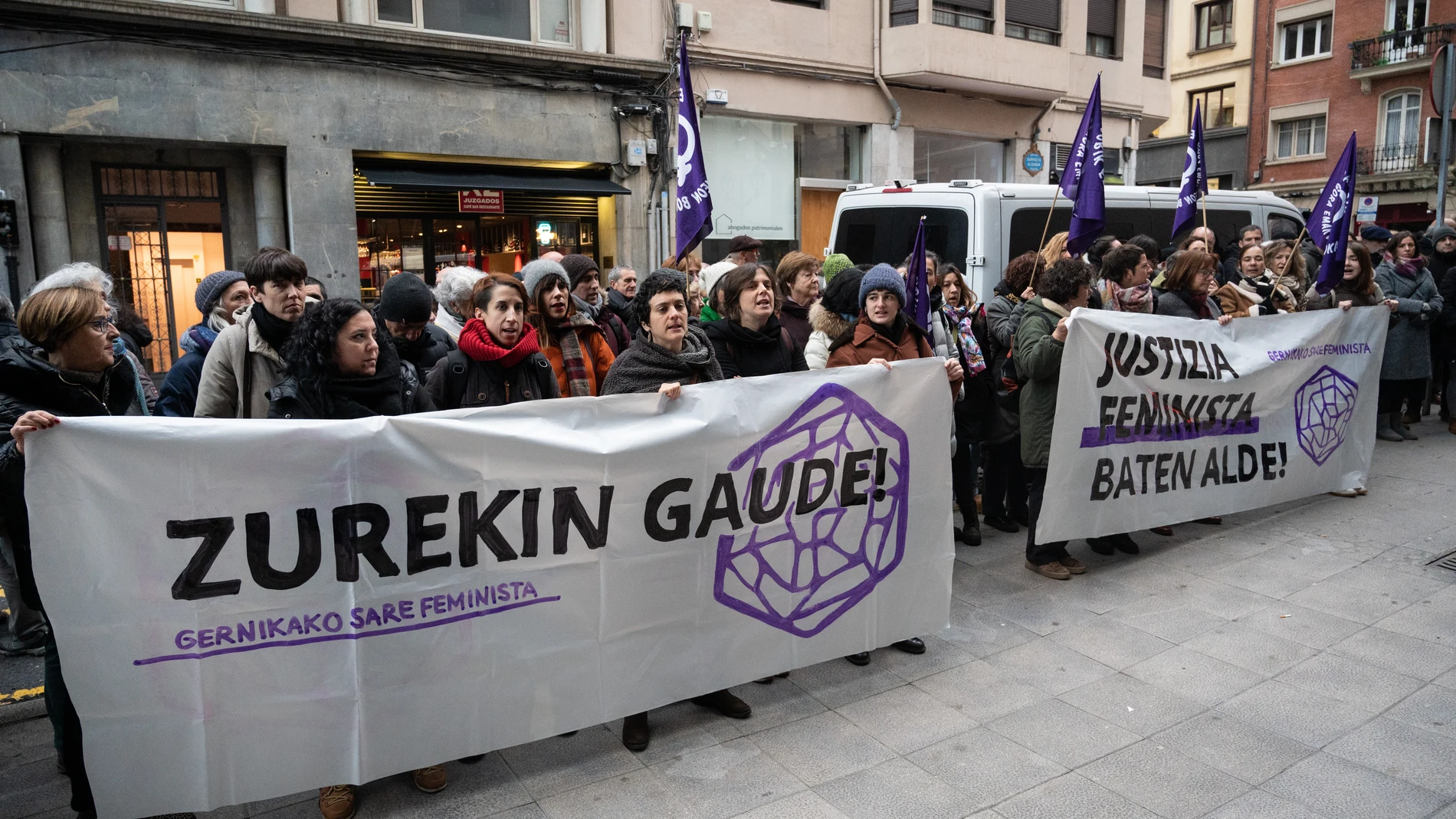 Manifestación feminista contra el exentrenador del club de baloncesto Lointek Gernika durante el primer día del juicio, en la Sección Sexta de la Audiencia de Vizcaya, a 14 de enero de 2024, en Bilbao, Vizcaya, País Vasco (España). La Sección Sexta de la Audiencia Provincial de Vizcaya juzga desde hoy hasta el jueves, 16 de enero, al exentrenador acusado de un delito continuado de agresión sexual a una jugadora de 13 años de edad, entre los años 1998 y 2001. La Fiscalía pide 14 años de cárcel...