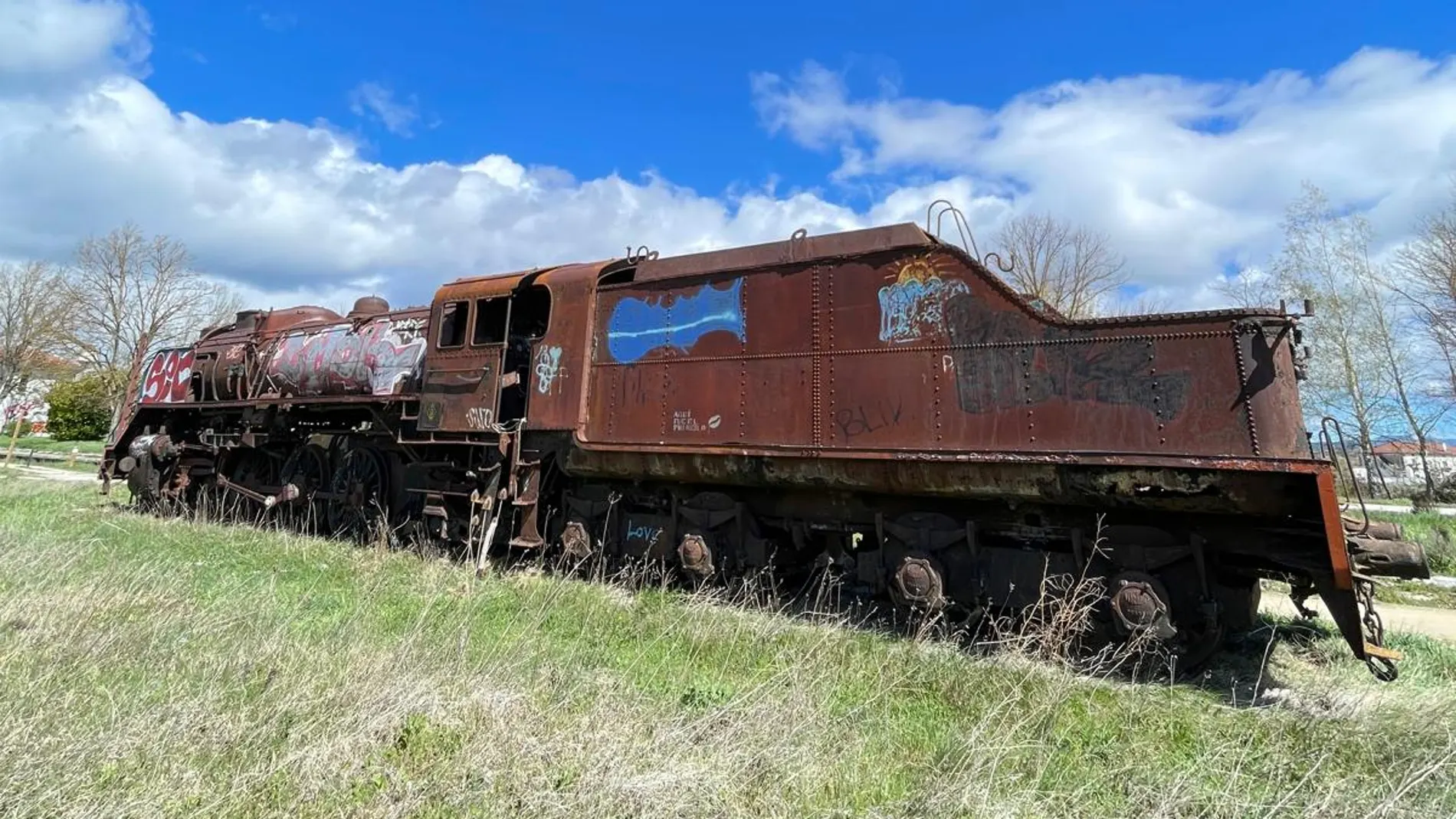 Locomotora "Mikado" que se encuentra abandonada en la localidad burgalesa de Villarcayo