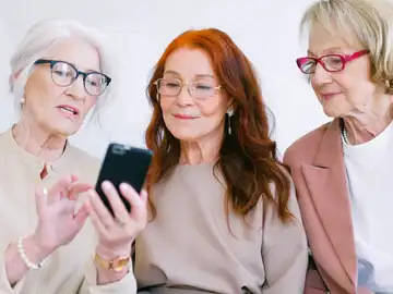 El 82,5% de los mayores en España usa internet, y más del 50% realiza gestiones online El 82,5% de los mayores en España usa internet, y más del 50% realiza gestiones online