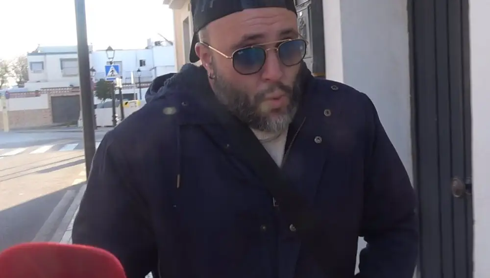 Kiko Rivera, cabizbajo y preocupado tras viajar de urgencia a Canarias para arropar a su prima Anabel Pantoja