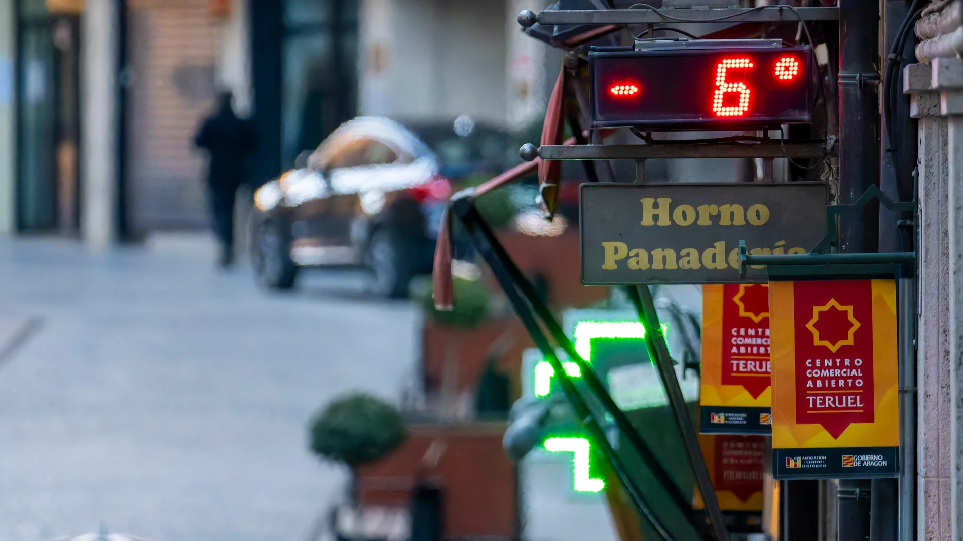 Un termómetro marca seis grados bajo cero en la ciudad de Teruel