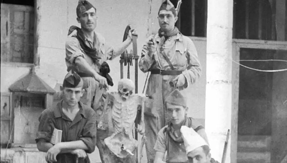 Milicianos republicanos posando con la momia de una monja procedentes de las tumbas profanadas en el Convento de la Concepción de Toledo.