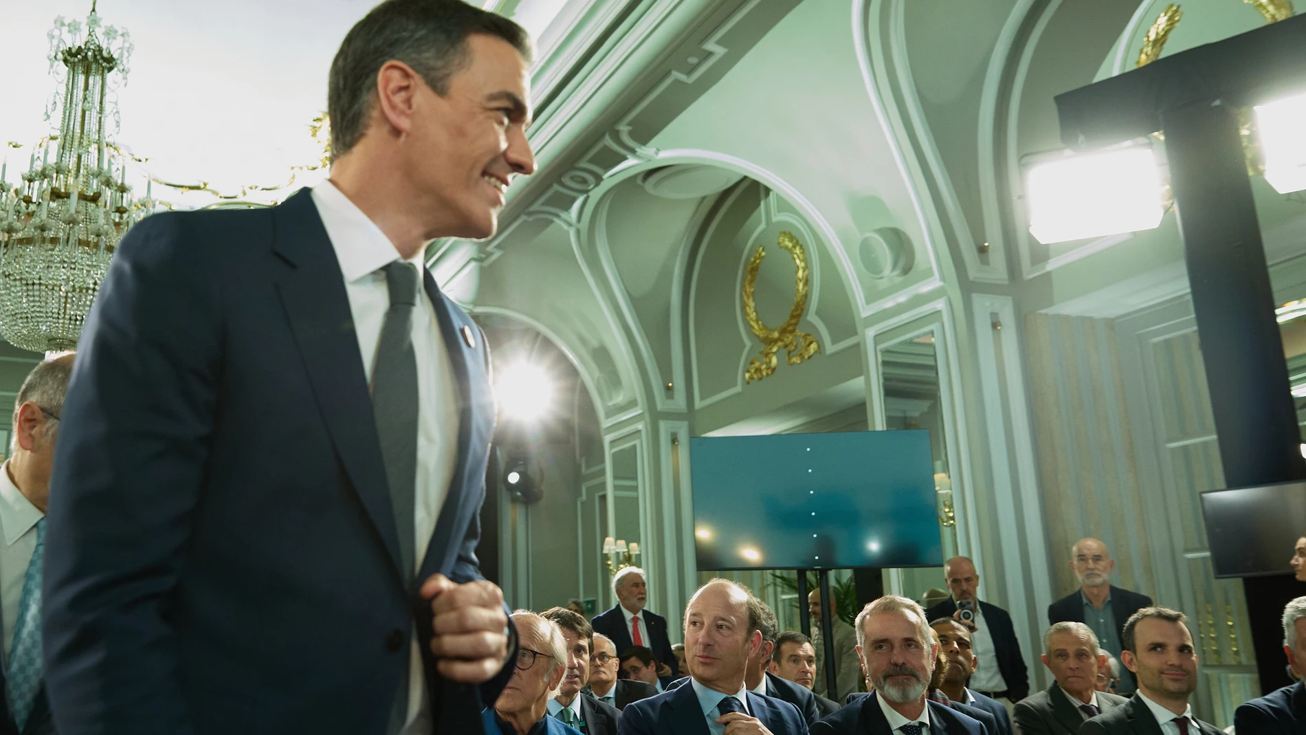El presidente del Gobierno, Pedro Sánchez, clausura la XV edición del foro financiero internacional 'Spain Investors Day', a 16 de enero de 2025, en Madrid (España). Este foro reúne a los principales actores de la economía española, como miembros del equipo económico del Gobierno, organismos reguladores, grandes empresas e inversores internacionales. Durante dos jornadas, el 15 y 16 de enero, más de 40 empresas cotizadas, 75 ponentes y más de 200 inversores nacionales e internacionales partic...
