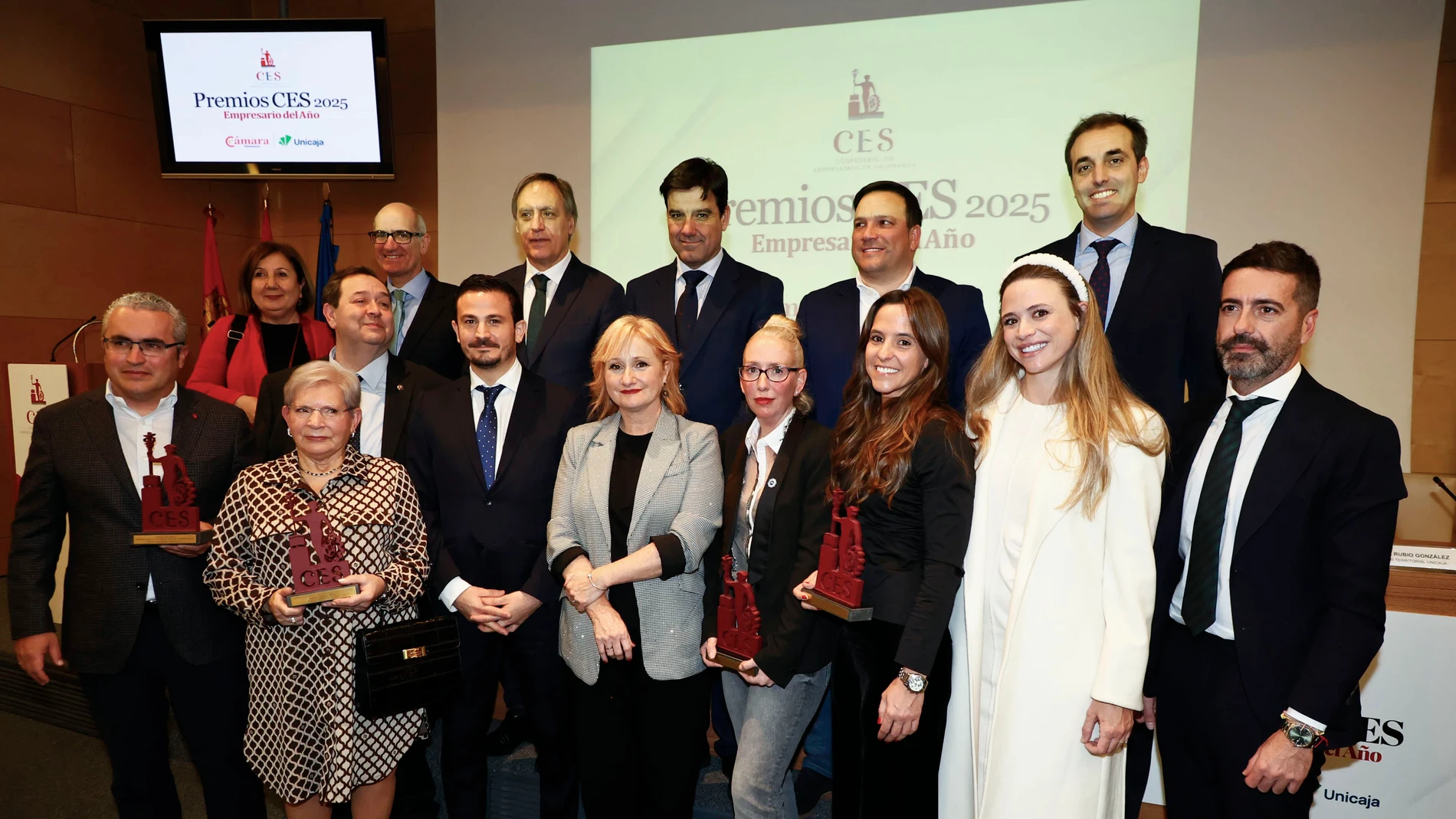 Foto de familia de la consejera Leticia García y el alcalde Carlos García Carbayo con los premiados y patrocinadores de los premios