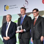Jordi Hereu, Ministro de Industria y Turismo; Álvaro de la Haza, Vicepresidente Ejecutivo de Cosentino; y Salvador Illa, Presidente de la Generalitat de Catalunya