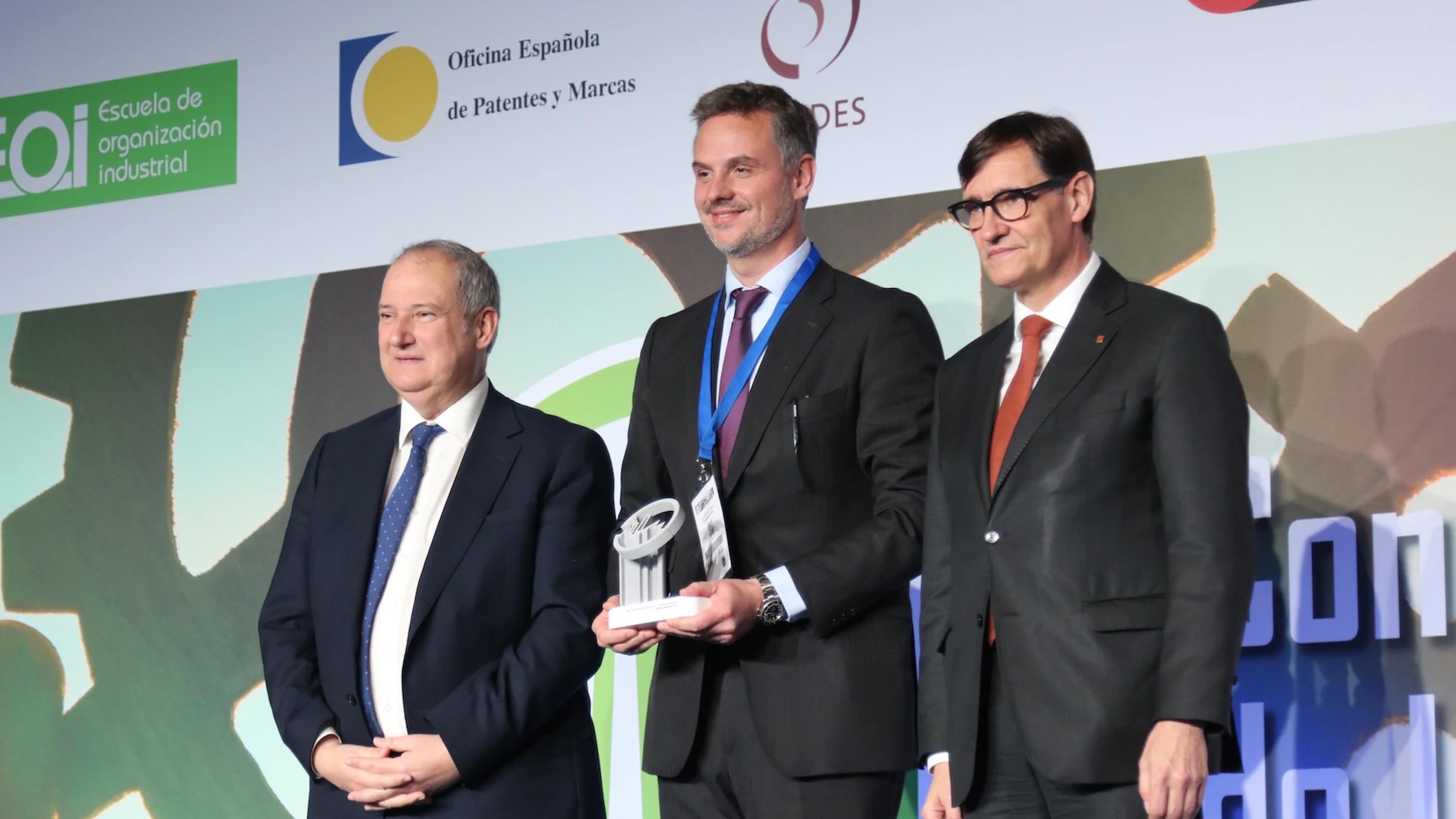 Jordi Hereu, Ministro de Industria y Turismo; Álvaro de la Haza, Vicepresidente Ejecutivo de Cosentino; y Salvador Illa, Presidente de la Generalitat de Catalunya