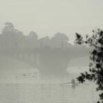 Puente de San Telmo de Sevilla cubierto por la niebla