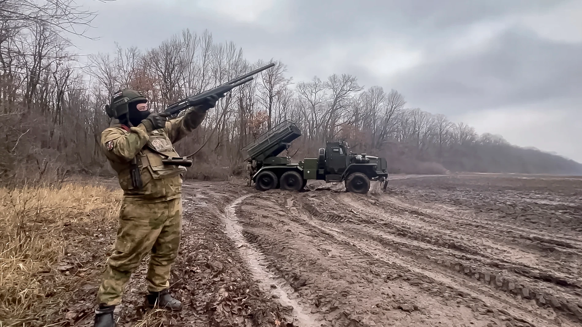 Kursk (Russian Federation), 16/01/2025.- A still image taken from a handout video made available by the Russian Defence Ministry Press-Service on 16 January 2025 shows Russian serviceman as the BM-21 'Grad' jet rocket systems prepares for launch in border areas of the Kursk region, Russia. Fighting between Russian and Ukrainian forces has been ongoing in the Kursk region since 06 August 2024 following a Ukrainian military incursion into the Russian border region. (Rusia, Ucrania) EFE/EPA/RUSS...