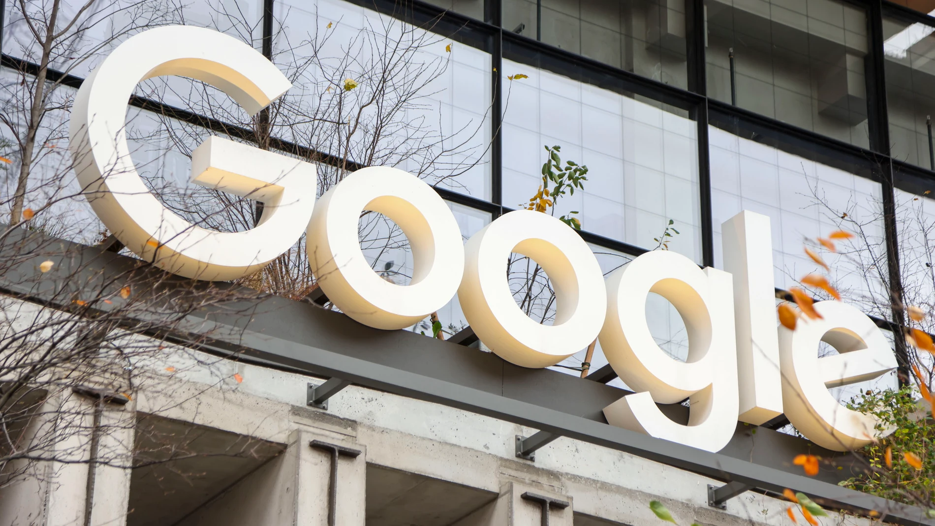 EA4170. NEW YORK (UNITED STATES), 16/01/2025.- Fotografía de archivo del 21 de noviembre de 2024 del logo de Google en un edificio en Nueva York (Estados Unidos). "Rusia, de nuevo con multas" es uno de los clics tecnológicos de la semana. Y de las tierras del mezcal viajamos a las del vodka, desde donde les informamos que Google acaba de 'ganarse' otra multa por parte de las autoridades rusas por no pagar una multa anterior. Los de Google deben pagarle ahora a los rusos más de 8.000 millones ...