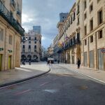 Imagen de la calzada que hay en la plaza del Ayuntamiento de Alicante por la que a partir de hoy se puede circular de nuevo