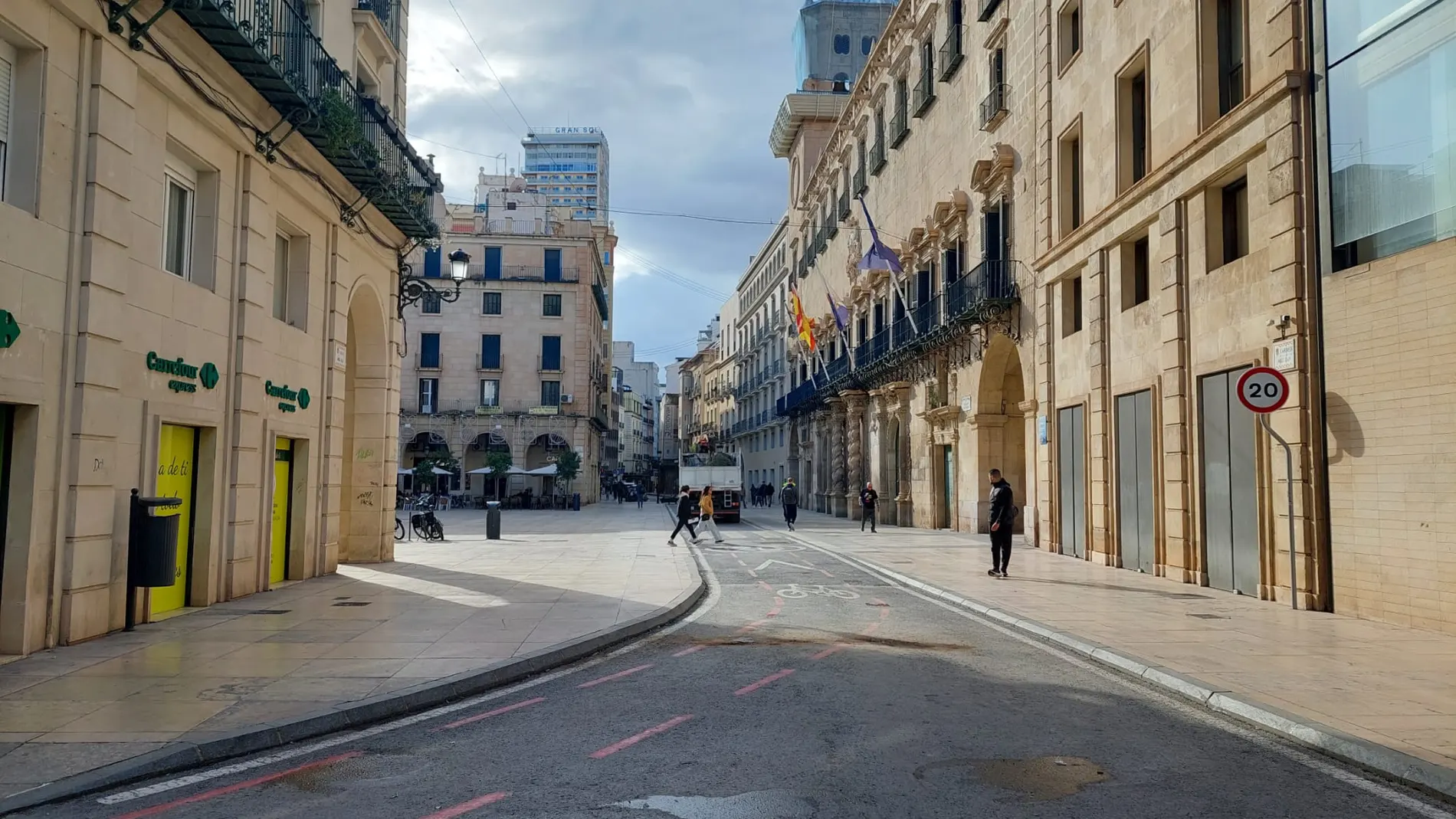 Imagen de la calzada que hay en la plaza del Ayuntamiento de Alicante por la que a partir de hoy se puede circular de nuevo