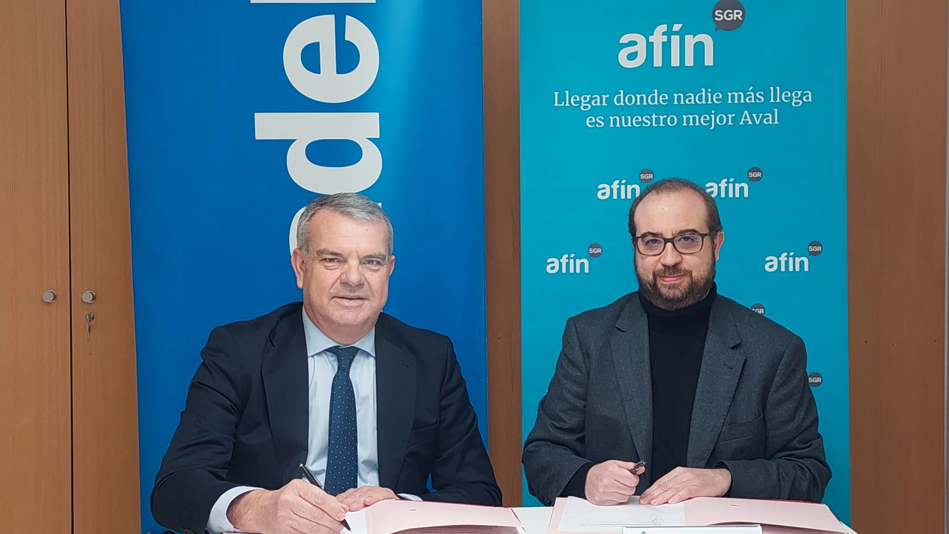 El director de la Territorial Este de Banco Sabadell, Fernando Canós, y el director general de Afín SGR, José María Badía REMITIDA / HANDOUT por BANCO SABADELL Fotografía remitida a medios de comunicación exclusivamente para ilustrar la noticia a la que hace referencia la imagen, y citando la procedencia de la imagen en la firma 16/01/2025