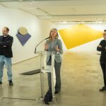 La concejala Irene Carvajal inaugura la exposición de David del Bosque, junto al artista vallisoletano y Javier Hontoria