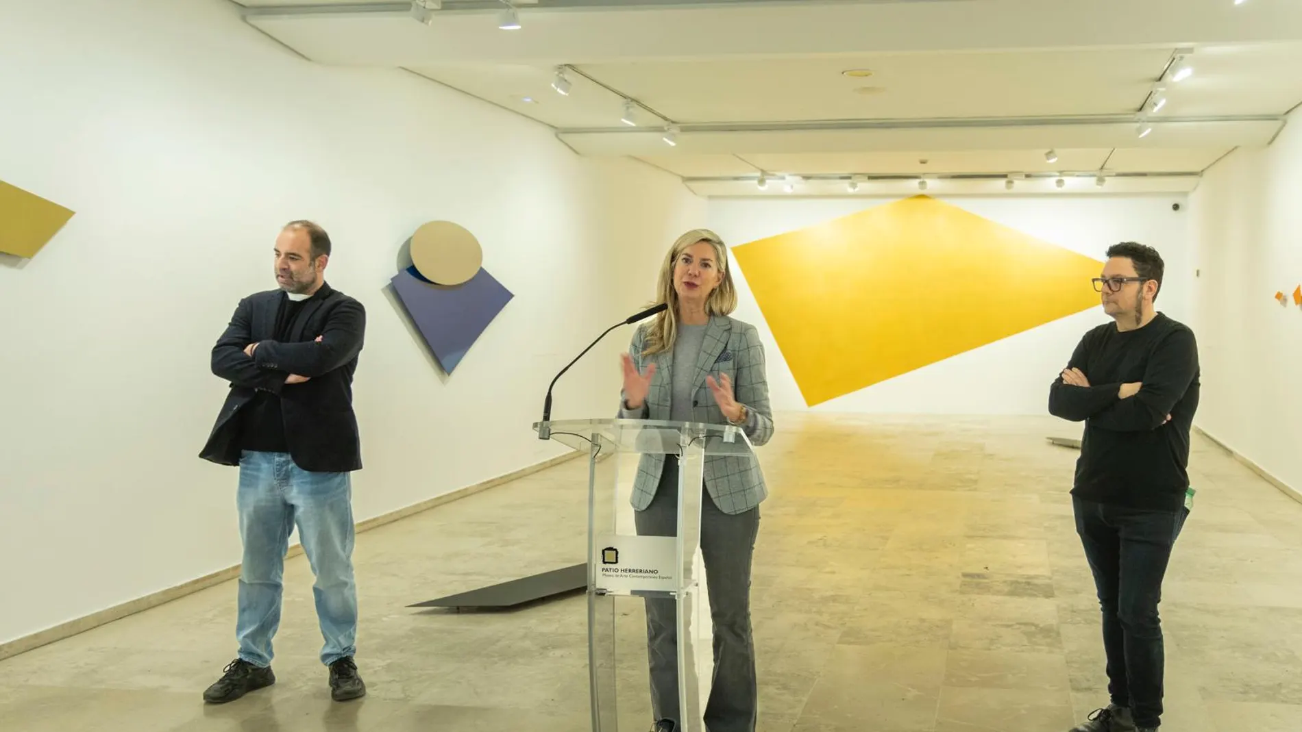 La concejala Irene Carvajal inaugura la exposición de David del Bosque, junto al artista vallisoletano y Javier Hontoria