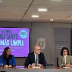 El concejal de Limpieza Viaria y Recogida de Residuos, Manuel Villar, en la presentación hoy de la campaña "Hagamos Alicante más limpia"