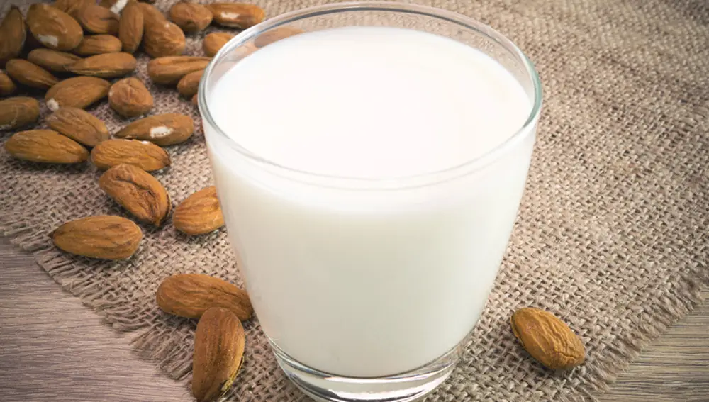 La leche es un producto dentro de los lácteos, esencial para mantener una buena salud y con múltiples beneficios y nutrientes, tal y como recuerda la OCU