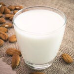 La leche es un producto dentro de los lácteos, esencial para mantener una buena salud y con múltiples beneficios y nutrientes, tal y como recuerda la OCU