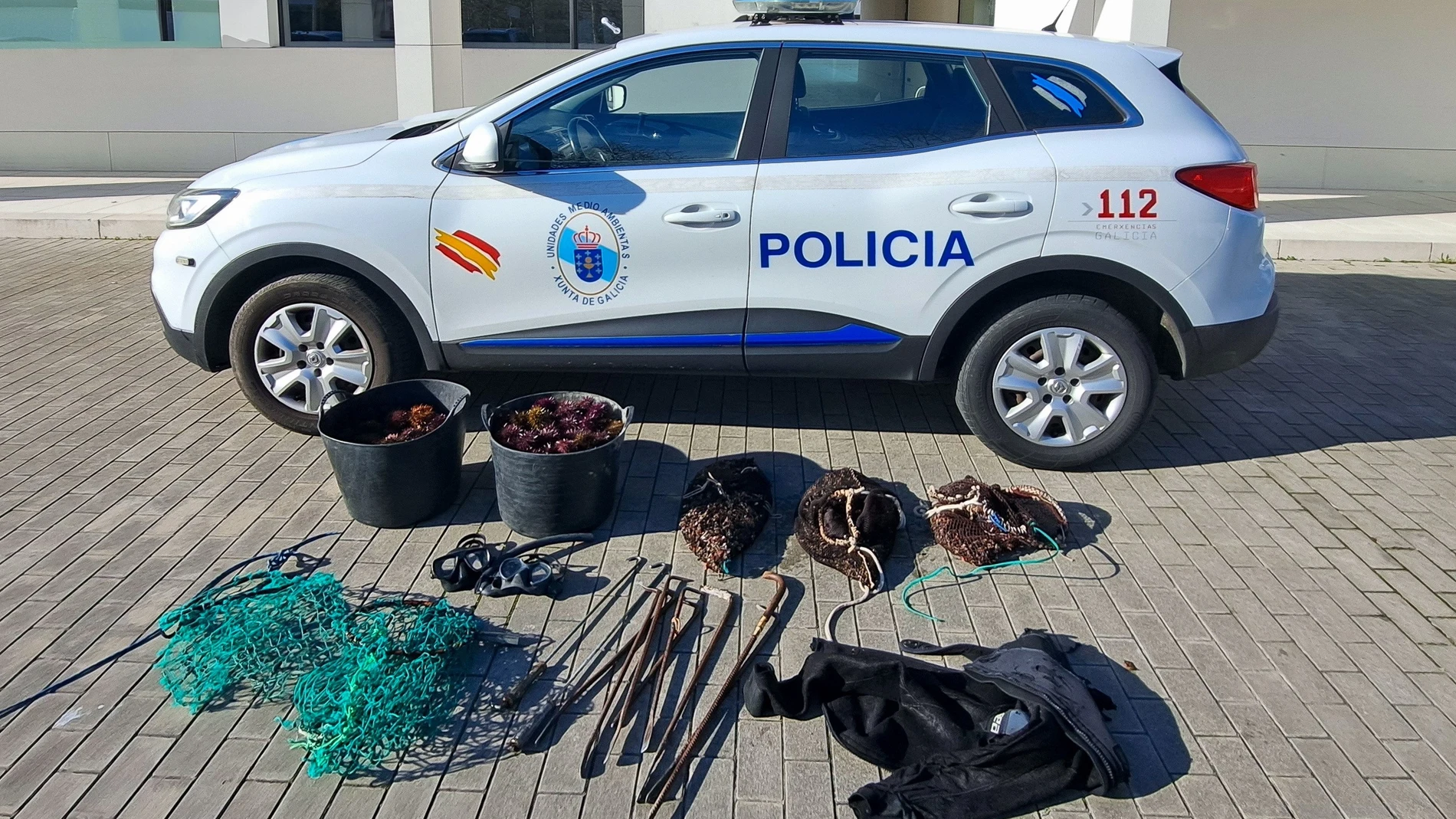 Agentes de la Unidad de Policía Nacional Adscrita de Galicia (UPA) de la jefatura de A Coruña decomisaron 38 kilos de erizo y 20 de percebe, así como diverso material usado para el furtivismo 16/01/2025